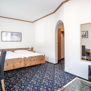 Zimmerstandard Doppelzimmer Economy einfach und schlicht. | © Davos Klosters Mountains