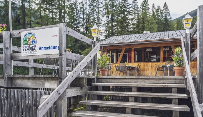 Zugang zu Rezeption über Holztreppe  | © Davos Klosters Mountains 