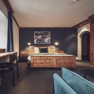Grosses Hotelzimmer mit Doppelbett | © Davos Klosters Mountains