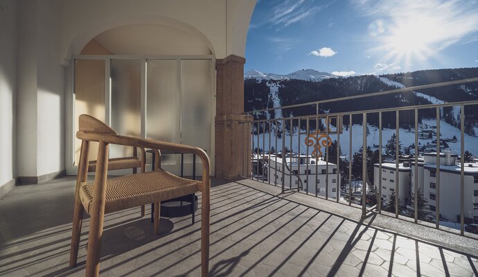 Balkon mit Tisch und Stuhl  | © Davos Klosters Mountains 