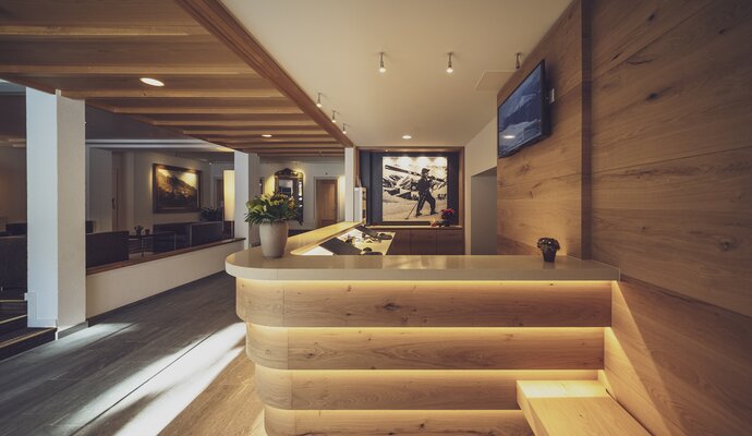 Moderne beleuchtete Holzrezeption | © Davos Klosters Mountains