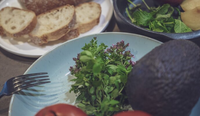 Drei Frühstücksteller mit Brot, Kräutern, Avocado und Tomaten | © Davos Klosters Mountains